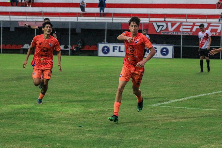 Francisco López celebra el tanto del triunfo en compañía de Héctor Benítez. (Foto: 3 de Noviembre)