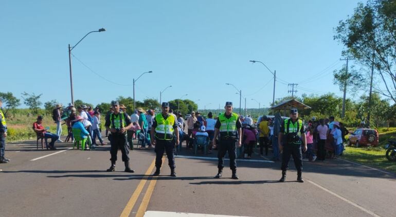 Cierre de la ruta PY11 Juana María de Lara por padres de familia de la escuela y colegio 14 de Mayo del distrito de Karapa'i.