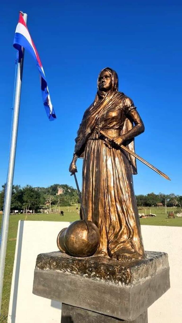 La estatua es una obra del reconocido escultor Herib Godoy.