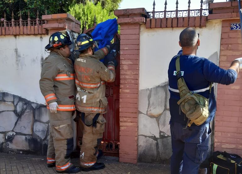 La mano del hombre fue completamente atravesada por una de las puntas del portón de la vivienda.