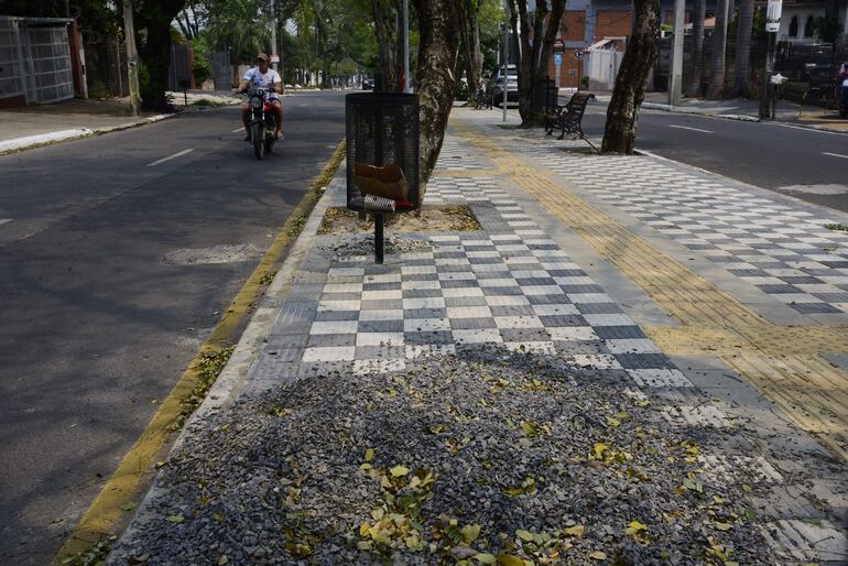 Materiales de construcción como arena lavada y piedra triturada había ayer en el paseo Carlos A. López.