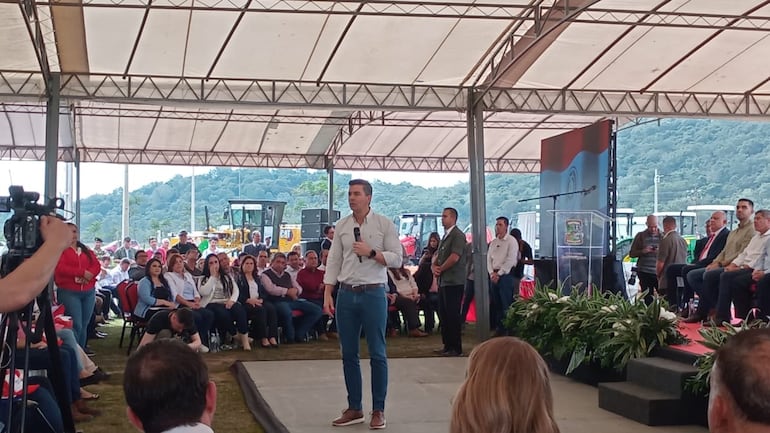 El presidente Santiago Peña durante su visita al distrito de Paraguarí. Pidió a los docentes trabajar juntos para llegar a un acuerdo.