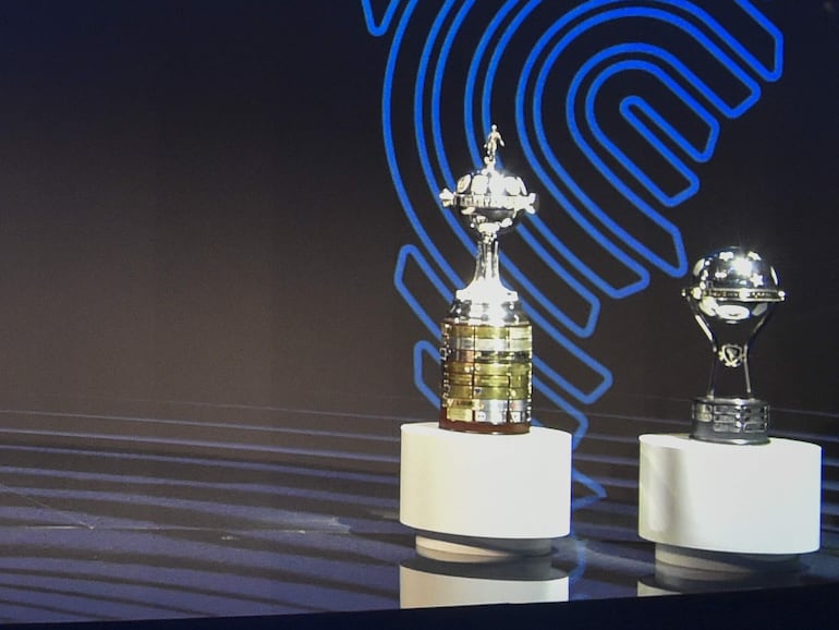 Fotografía de los trofeos de la Copa Libertadores (i) y Copa Sudamericana, en el sorteo de los octavos de final de los torneos en la sede de la Conmebol, en Luque.