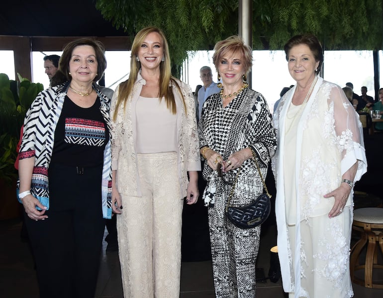 Graciela Arce, Carmen Arce de González, Marité Rasmussen y María José González de Arce.