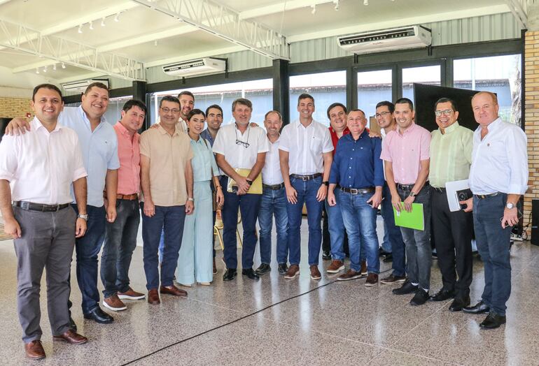 Santiago Peña(c), junto a los gobernadores y al ministro Tadeo Rojas.