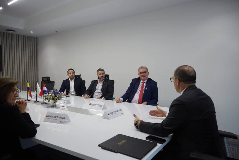 El fiscal general del Estado, Emiliano Rolón Fernández, y su comitiva fueron recibidos  en el búnker de la Fiscalía General en Bogotá, por su homólogo colombiano Francisco Barbosa Delgado. En la reunión abordaron varios temas.