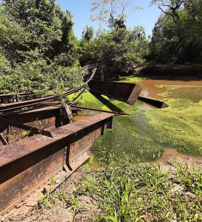 Se tiene un puente grande que se debe arreglar para el paso del tren.