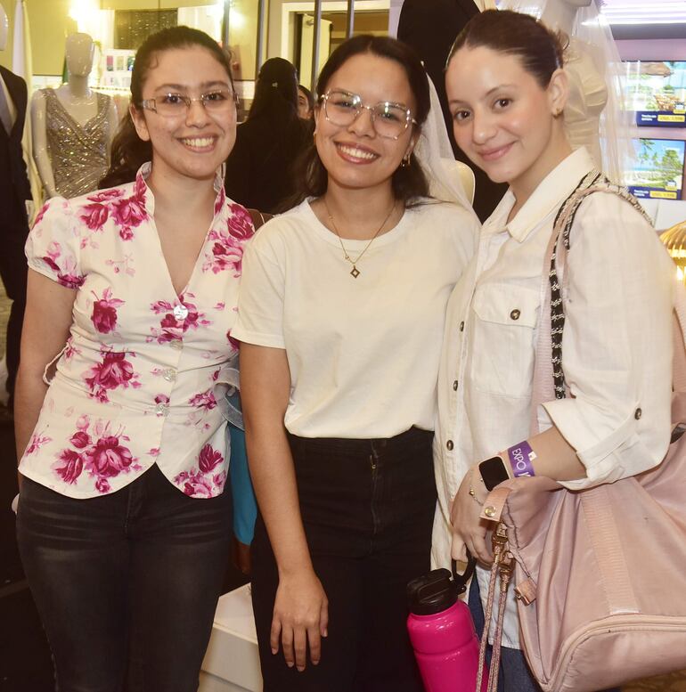 Dalma Mendoza, Jemima Enciso y Daniela Filártiga.