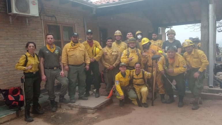 Bomberos del CBVP que trabajan en los incendios en el Chaco de Paraguay.