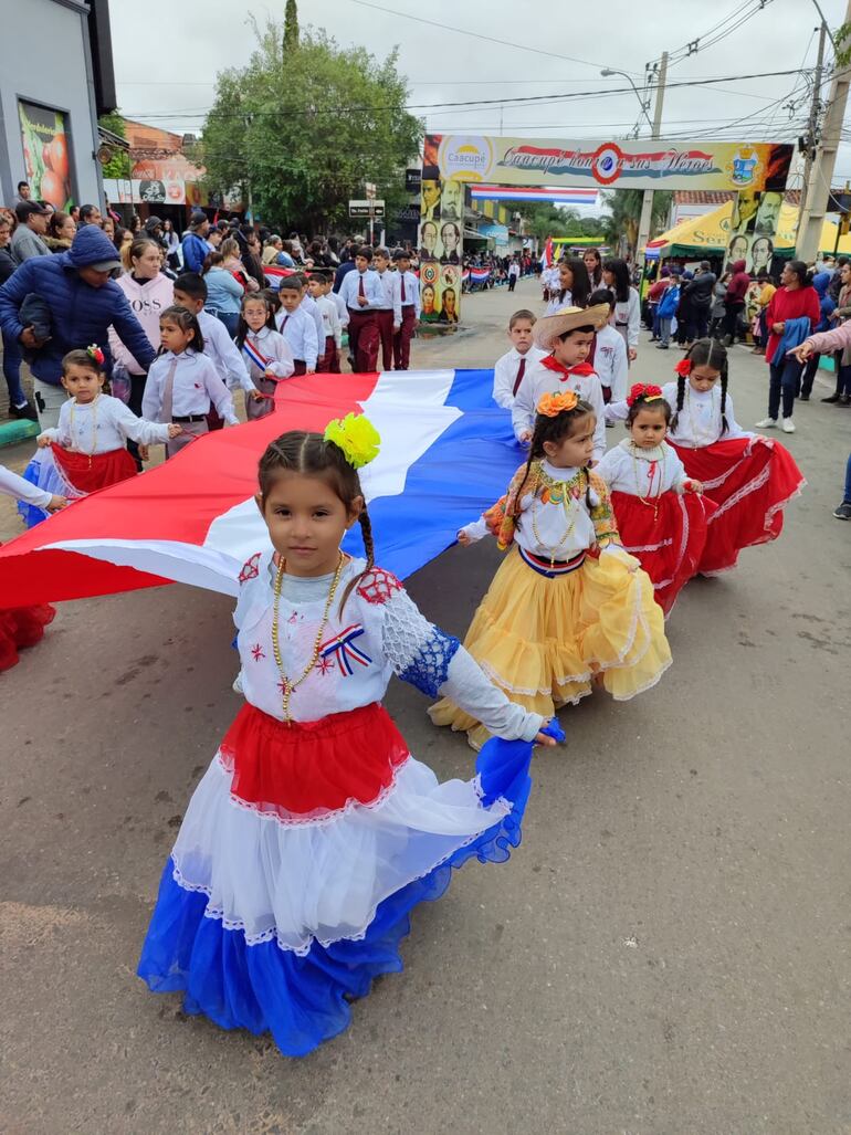 Colorido desfile cívico en homenaje a la patria en Caacupé