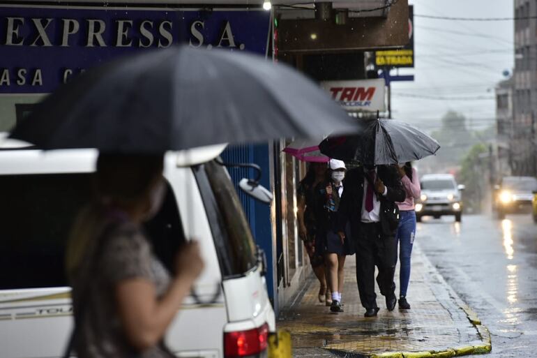 Un sistema de tormentas se desplaza hacia el este de la Región Oriental.