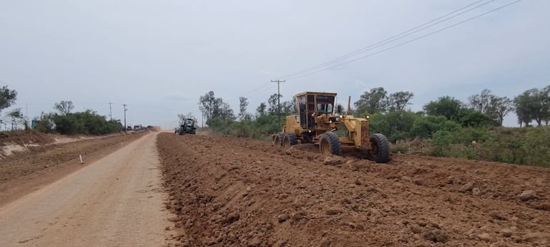 Maquinarias trabajando en el tramo número dos en la construcción de la Ruta del Progreso, que une San Juan Bautista, Misiones con el cruce Ybyraty ruta cuarta.