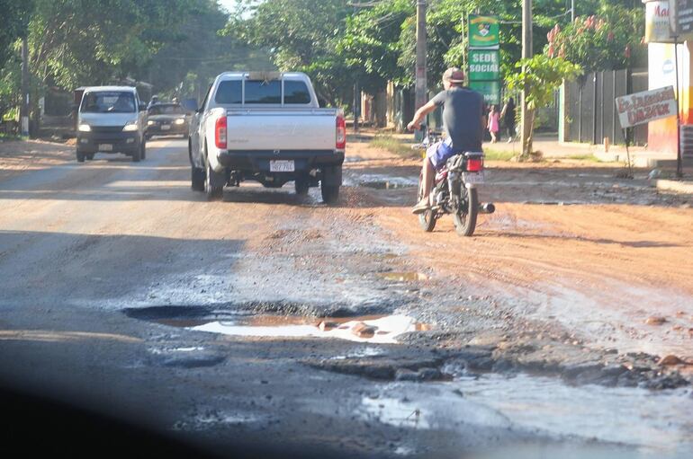 Un asfaltado completamente destruido, lleno de baches, hundimientos y enormes hoyos, en la ciudad de Limpio.