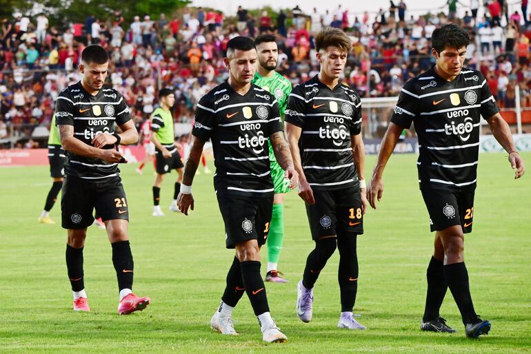 Los jugadores de Olimpia dejan el campo de juego al finalizar el primer tiempo del partido frente a General Caballero por la séptima fecha del torneo Apertura 2025 del fútbol paraguayo en el estadio Ka'arendy, en Juan León Mallorquín, Paraguay.