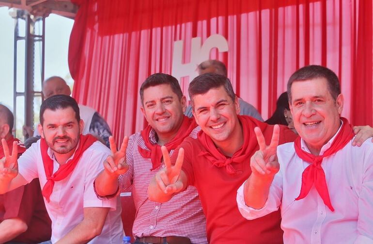 El doctor Miguel Olmedo (izquierda) junto al vicepresidente Pedro Alliana, el presidente Santiago Peña y Horacio Cartes, presidente de la ANR.