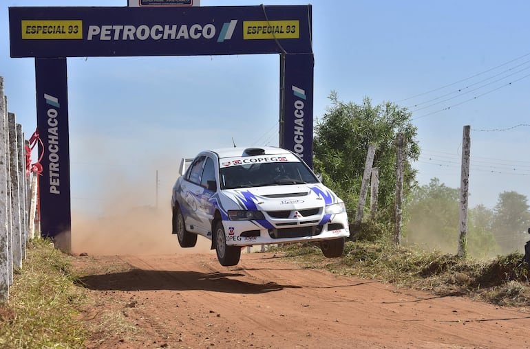 La dupla compuesta por Francois Marret y Marcelo Ibarrola (Mitsubishi Lancer Evo VIII) saltó hacia la victoria final.