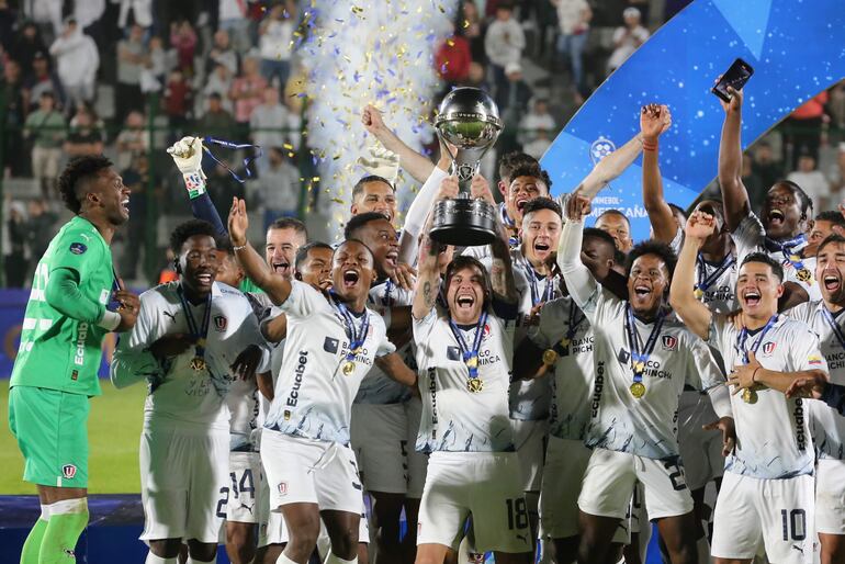 AME1426. MALDONADO (URUGUAY), 28/10/2023.- Jugadores de LDU Quito celebran al ganar la Copa Sudamericana frente a Fortaleza hoy, en el estadio Domingo Burgueño Miguel en Maldonado (Uruguay). EFE/ Raúl Martínez
