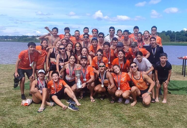 Los integrantes del Club Deportivo Puerto Sajonia que se consagró campeón absoluto del remo.