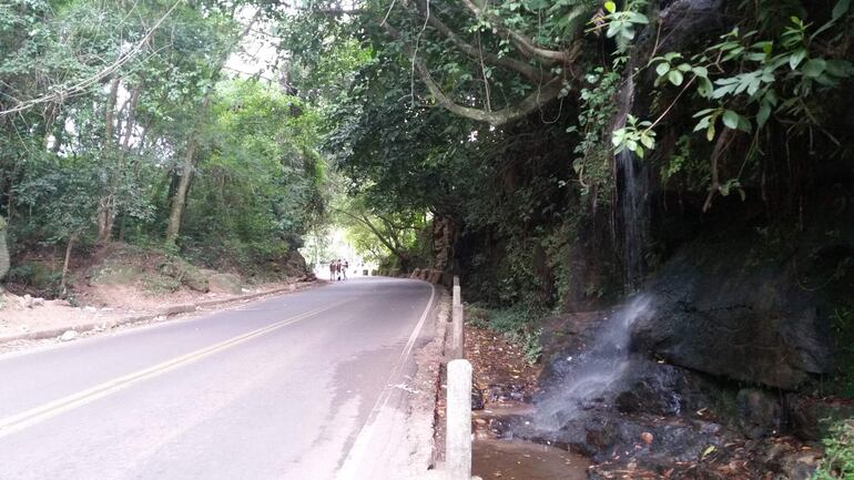 El túnel ecológico y el chorrito de agua que se encuentra camino a Piribebuy forma parte del atractivo natural que ofrece este municipio.