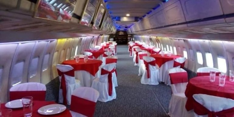Dentro de la aeronave se tiene un restaurante.