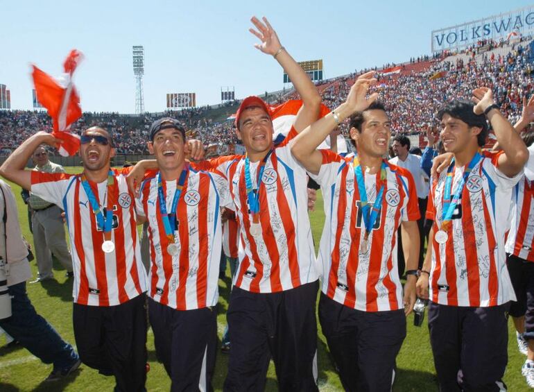 La hinchada se fue al Defensores del Chaco para recibir a los medallistas.