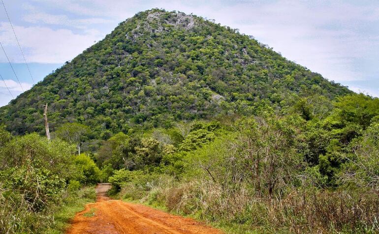 El legendario cerro Acahay, que invita a la familia disfrutar de la naturaleza.