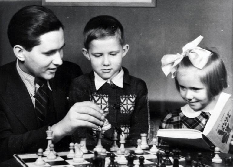 Paul Keres con sus hijos Peeter y Kadrin en 1950 (Foto J. Kulmet, Archivos Nacionales de Estonia).