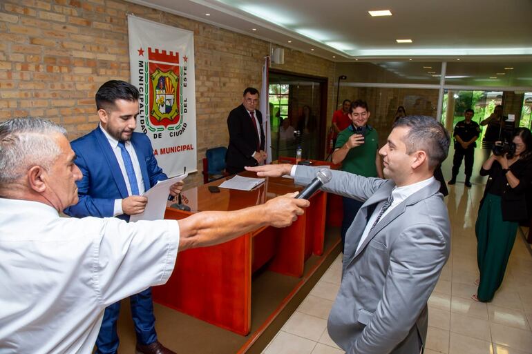 El concejal Víctor Torales juró este martes como presidente de la Junta Municipal de Ciudad del Este.