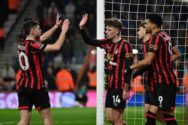 Una de los cinco anotaciones del Bournemouth en la goleada que le propinó a Swansea City, en la FA Cup.