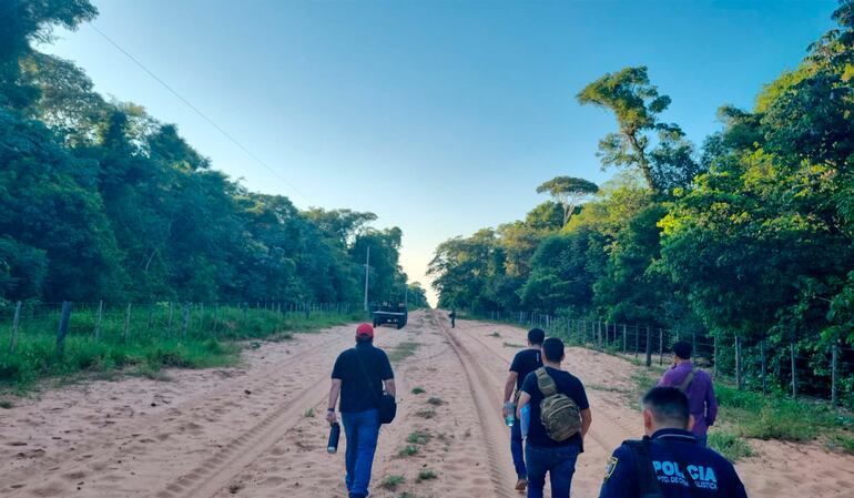 Policías de Antisecuestro y Criminalística en el camino de estancia donde apareció el EPP.