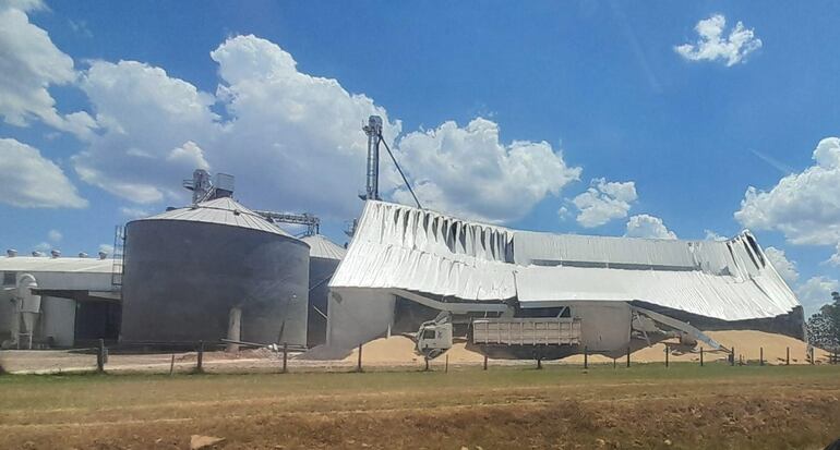 Un silo de arroz de la empresa Produzca S.A. se derrumbó y un trabajador quedó atrapado.