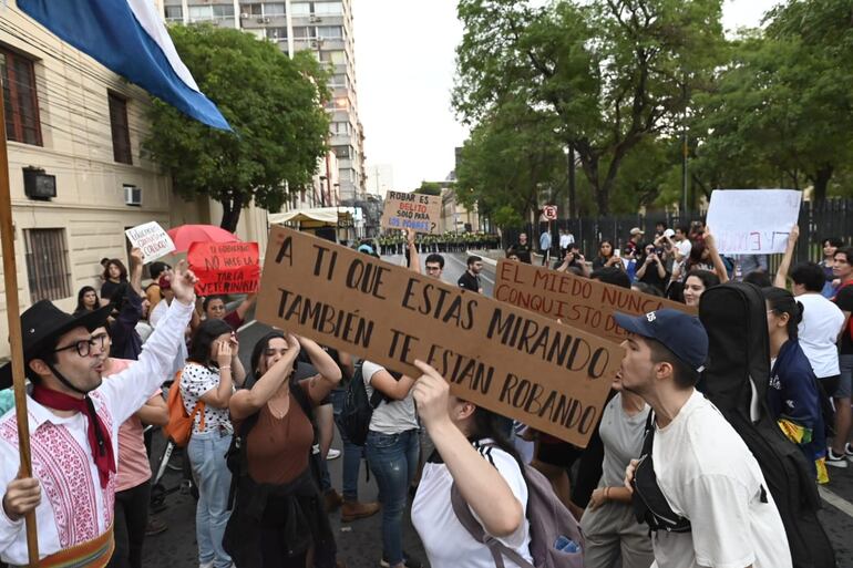 Estudiantes de la UNA anunciaron que endurecerán las medidas de fuerza en contra del proyecto Hambre cero, pues consideran que perjudica a los fondos del Arancel cero.