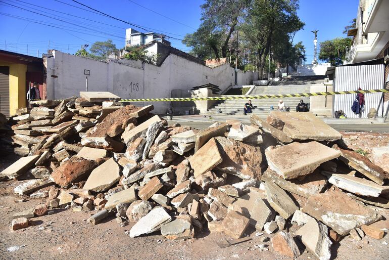 Una gran cantidad de escombros forman parte de la vista frente a la histórica Escalinata Antequera y Castro que estuvo clausurada más de seis meses para el paso peatonal.