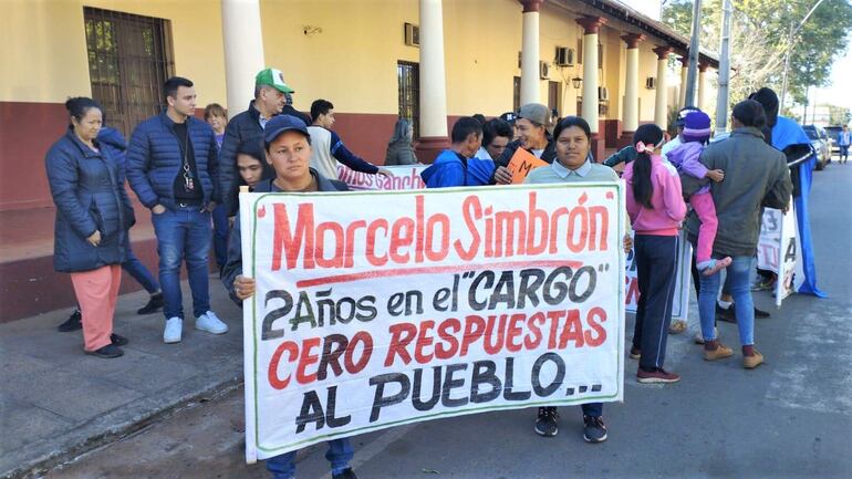 Los manifestantes se reunieron primeramente frente de la Gobernación y luego marcharon a la Municipalidad local.