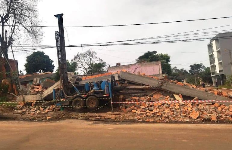 El edificio en construcción cayó por completo, afortunadamente en día inhábil.