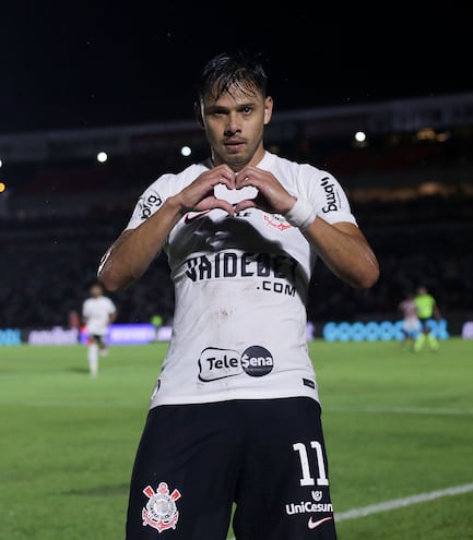 El paraguayo Ángel Romero, jugador del Corinthians, festeja un gol en el partido frente a Botafogo RP por el Estadual Paulista.