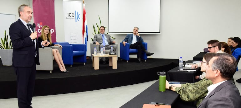 Ignacio Tirado durante el conversatorio, junto a Viviana Goralewski, José Antonio Moreno Rodríguez y Yan Speranza.