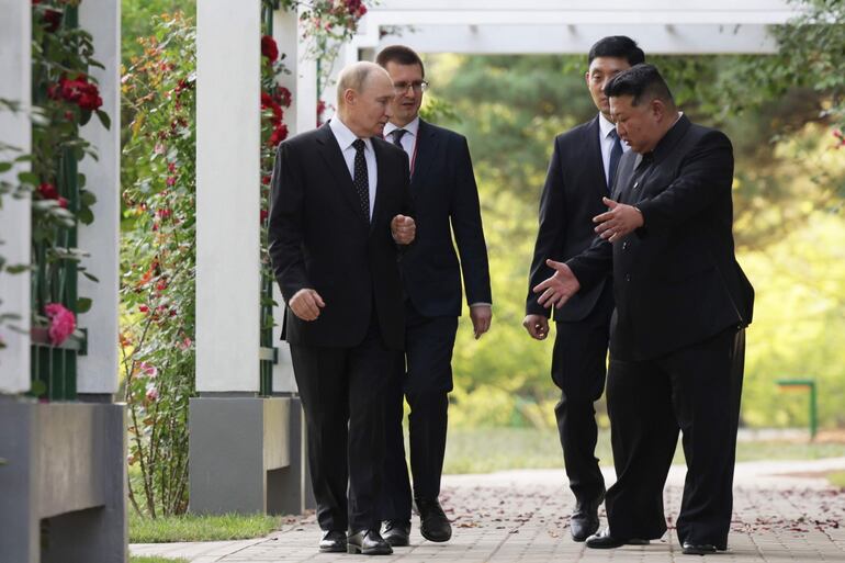 El presidente ruso Vladimir Putin (i) y el líder norcoreano Kim Jong Un, en la capital Pyongyang.