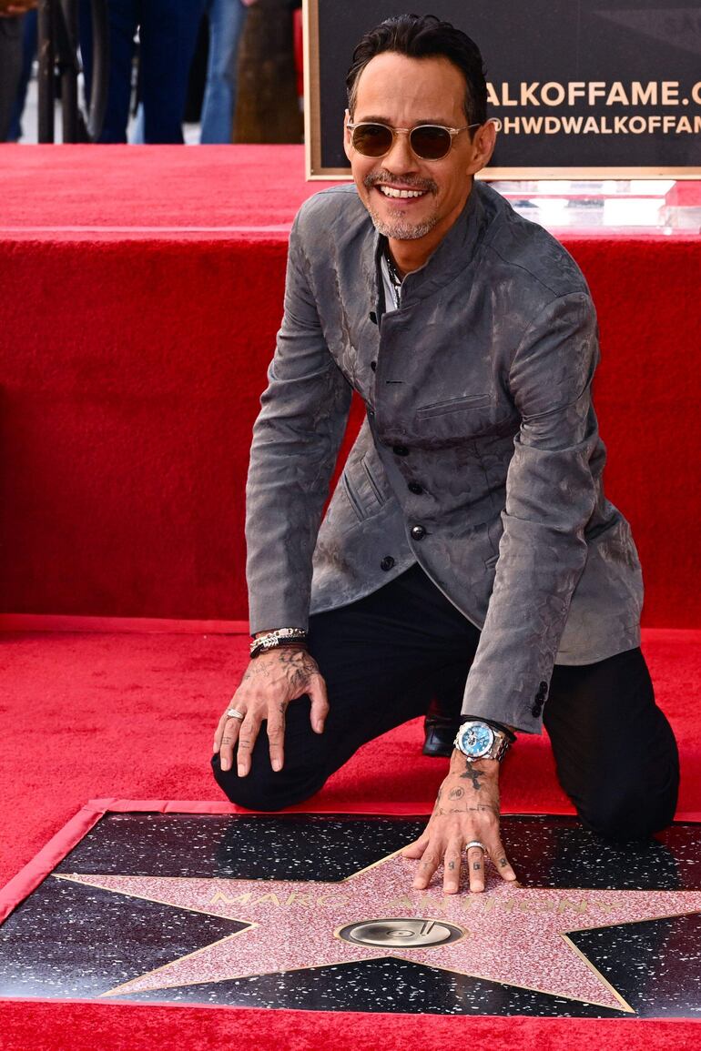 Marc Anthony junto a su estrella en el Paseo de la Fama de Hollywood (Patrick T. Fallon/AFP)