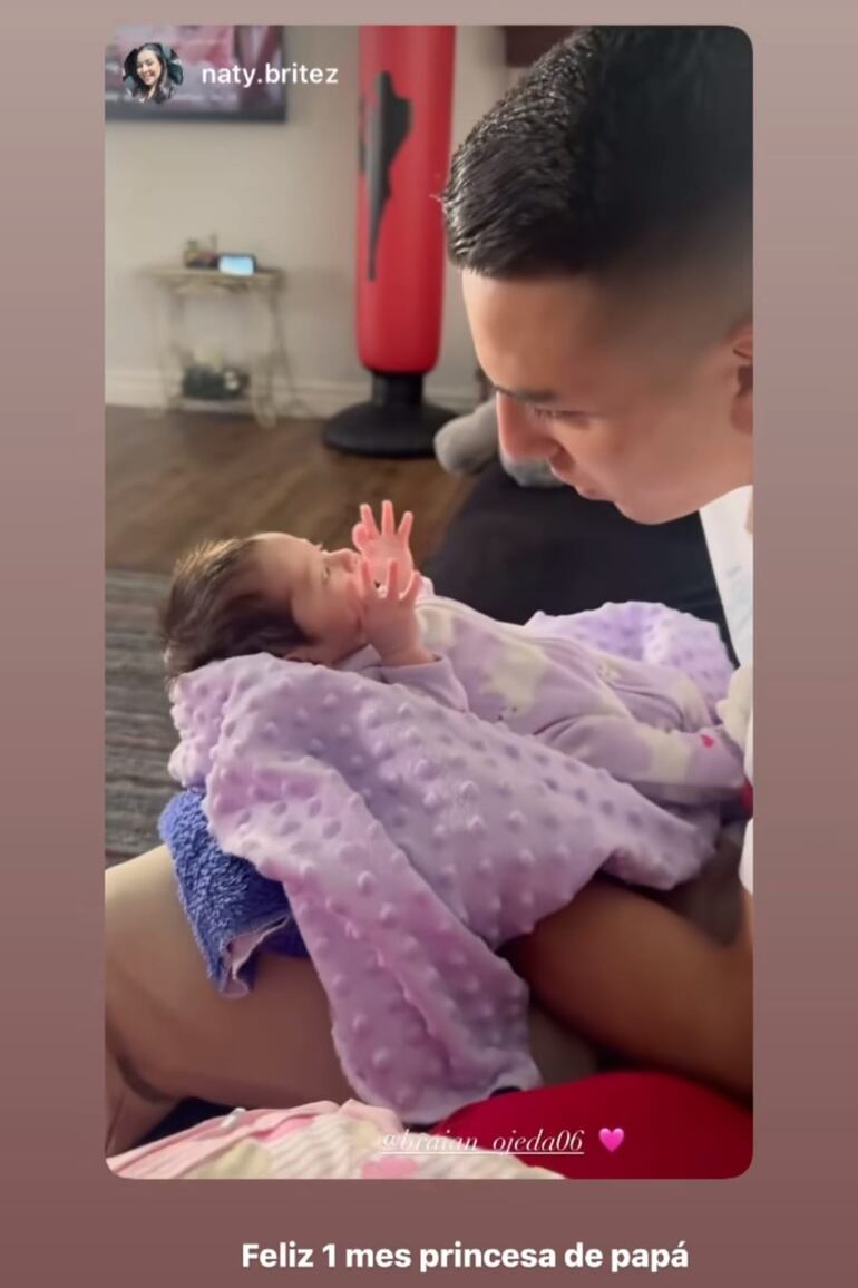 ¡Tierna imagen! Papá Braian Ojeda celebrando el primer mes de vida de Eloísa. (Captura de la historia de Instagram de Braian Ojeda)