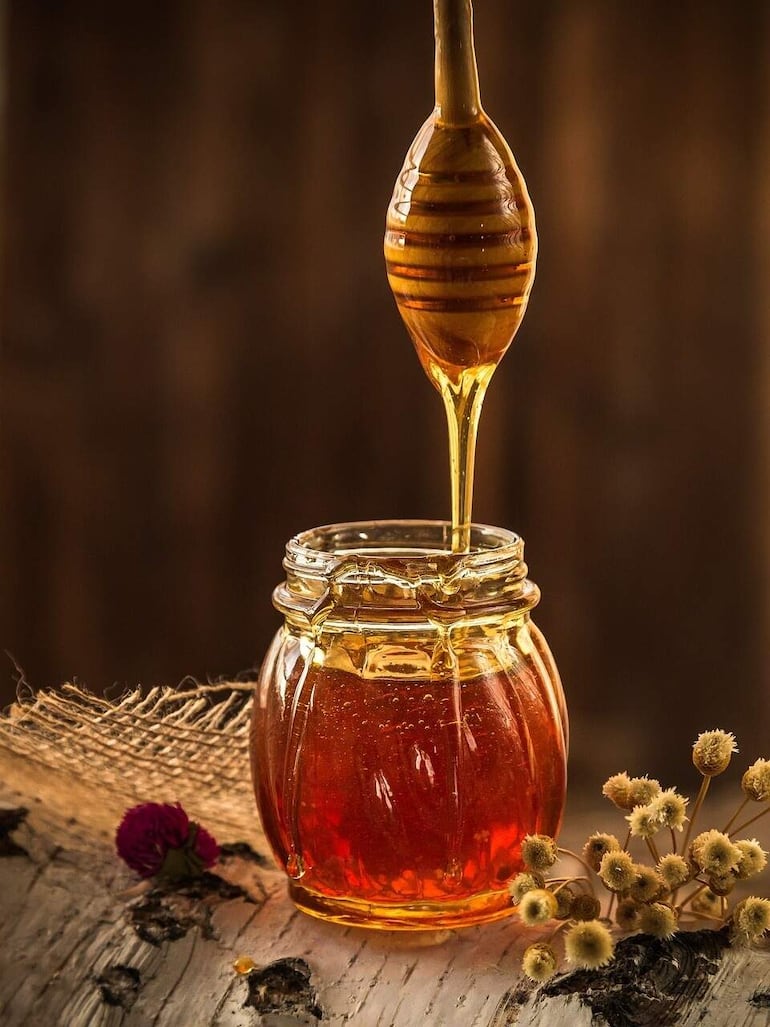 En resumen, la miel de abeja es un regalo de la naturaleza con una rica historia y una variedad de usos tanto en la cocina como en la medicina natural. A pesar de sus indudables beneficios, es crucial consumirla con conocimiento y moderación. 