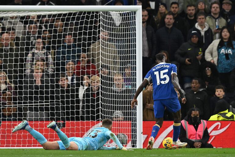 Nicolás Jackson (N° 15) anota el cuarto gol para el Chelsea superando la resistencia del arquero Guglielmo Vicario.