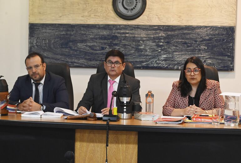 El Tribunal Colegiado de Sentencia, presidido por el juez Manuel Aguirre (medio) e integrado por Rossana Maldonado (derecha) y Federico Rojas (izquierda).