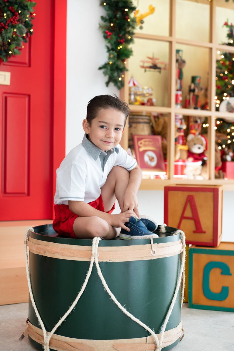 ¡Todo un hombrecito! Ignacio se prepara entusiasmado para recibir la Navidad. (Celeste Montaner)