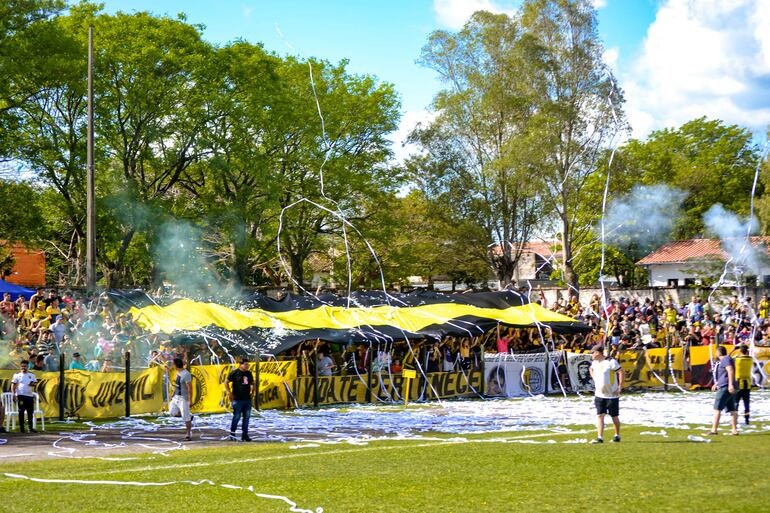 Los hinchas de Sudamérica en el estadio del General Bruguez en la final de la Liga Regional de Fútbol de Paraguarí 2023.