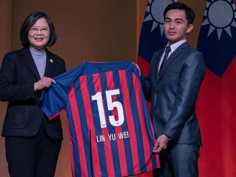 Lin Yu Wei (d) con la camiseta de Cerro Porteño.