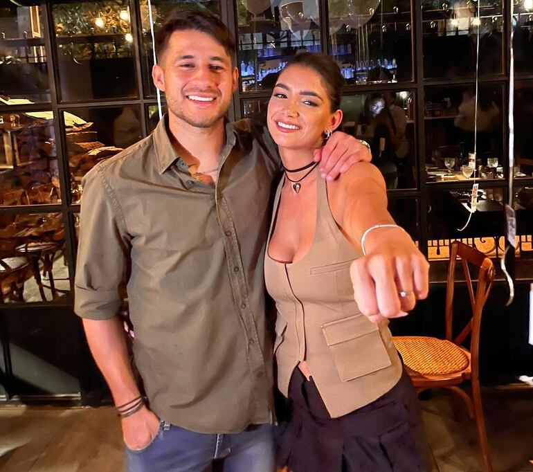 Iván Torres y Stephanie Ríos se comprometieron anoche.