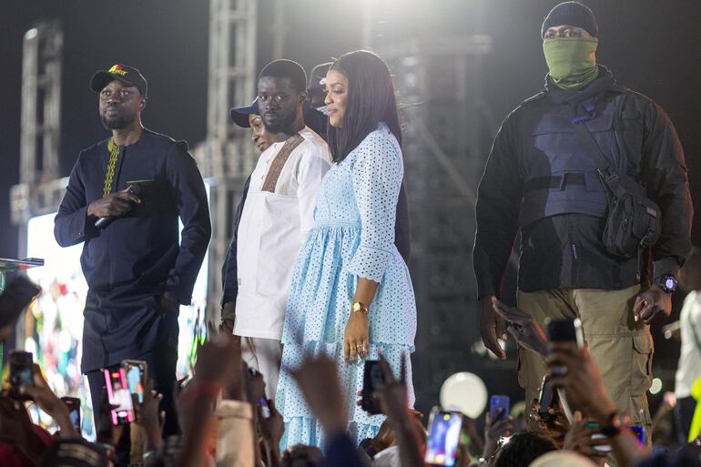 El nuevo presidente senegalés Bassirou Diomaye Faye junto a una de sus dos esposas, Marie (C), en Mbour, Senegal.