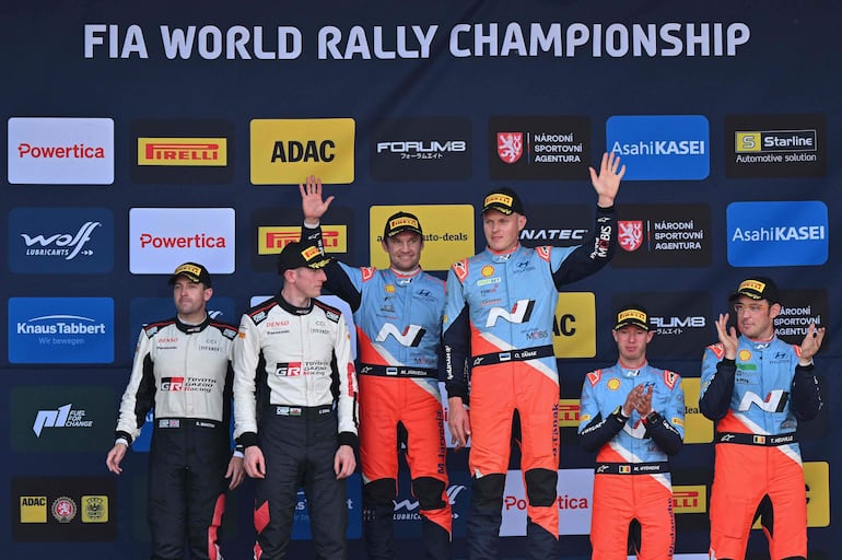 Podio del Rally de Europa Central, con Tanak, Elfyn Evans y Thierry Neuville, como los mejores.