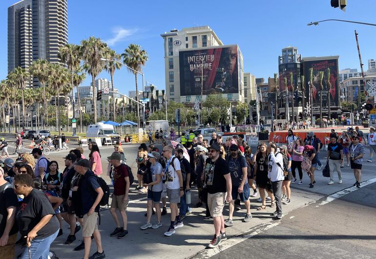 Aficionados llegan a la Comic-Con 2023 en San Diego, California (EE.UU.).